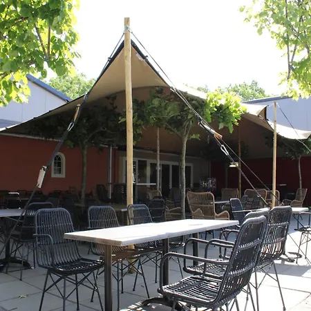 Glamping Tent By De Rhederlaag, Cleaning Included Роскошный шатер Lathum